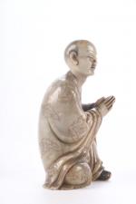 CHINE vers 1900 - Personnage en prière. Pierre dure sculptée...