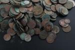 Environ 3,3 kg monnaies essentiellement cuivre et bronze oxydée. Romaines,...