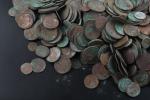 Environ 3,3 kg monnaies essentiellement cuivre et bronze oxydée. Romaines,...