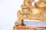PENDULE en bronze ciselé et doré, cadran circulaire, décor de...