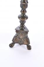 PIQUE-CIERGES (paire de) tripodes en bronze, base à décor de...