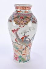 CHINE, XXème siècle. Paire de vases en porcelaine à décor...