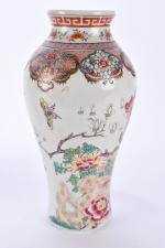 CHINE, XXème siècle. Paire de vases en porcelaine à décor...