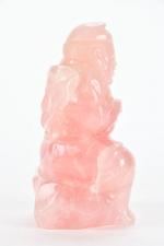 CHINE, XXème siècle - Statuette en quartz rose à sujet...