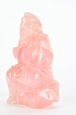 CHINE, XXème siècle - Statuette en quartz rose à sujet...