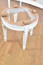 BANQUETTE et TABOURET circulaire en bois laqué blanc. Style Louis...