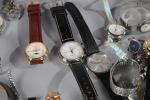 BOITE comprenant des montres majoritairement quartz diverses dont Swatch. On...