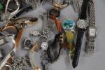 BOITE comprenant des montres majoritairement quartz diverses dont Swatch. On...