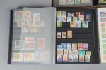ALBUMS (trois) de timbres : France environ 1 110 vers...