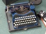 LOT (1 caisse) comprenant machine à écrire, microscope, deux baromètres,...