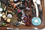 LOT (important) de bijoux fantaisies dont bracelets, bagues, chapelets, bracelets,...