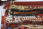 LOT (important) de bijoux fantaisies dont bracelets, bagues, chapelets, bracelets,...