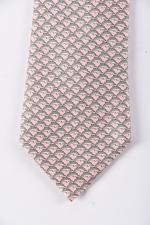 HERMES Paris - Cravate en soie, motif dauphins fond rose,...