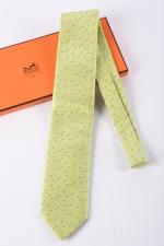 HERMES Paris - Cravate en soie, fond vert et motif...