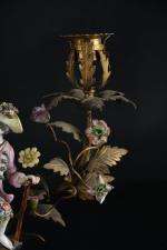 BOUGEOIRS (paire de) en bronze doré et porcelaine de Saxe...