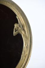 MIROIR ovale à chevalet en laiton à décor d'une nymphe...