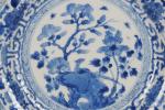 CHINE, époque Kangxi (1662-1722).Assiette en porcelaine décorée en bleu sous...