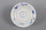 CHINE, époque Kangxi (1662-1722).Assiette en porcelaine décorée en bleu sous...