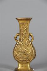 CHINE (19ème). Petit vase en bronze à décor ciselé de...