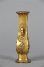 CHINE (19ème). Petit vase en bronze à décor ciselé de...