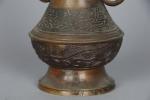 CHINE (19ème). Paire de vases balustres en bronze à patine...