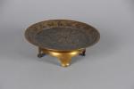 JAPON, Meiji (1868-1912). Coupe circulaire en bronze, fond gravé d'un...