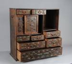 JAPON, Meiji (1868-1912). Cabinet en bois naturel à multiple tiroirs...