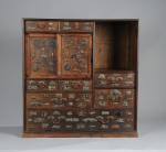 JAPON, Meiji (1868-1912). Cabinet en bois naturel à multiple tiroirs...