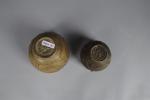 VASES boules (suite de deux) en bronze à décor gravé....