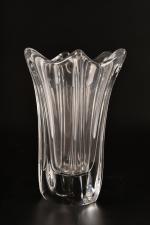 DAUM France. Vase en cristal étiré, signé, vers 1970. H...