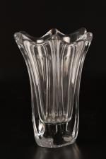 DAUM France. Vase en cristal étiré, signé, vers 1970. H...