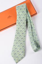HERMES Paris - Cravate en soie, fond vert et motif...