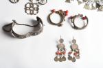 BIJOUX marocains berbères (24 pièces) dont bracelets, colliers, fibules etc.