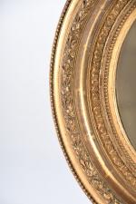MIROIR ovale en bois et composition dorée, décor de frises...