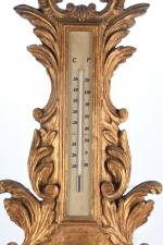 BAROMETRE en bois sculpté et doré. Style Louis XV, XXème...