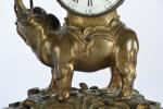 PENDULE à l'éléphant en bronze anciennement doré, le cadran posé...