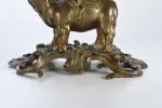 PENDULE à l'éléphant en bronze anciennement doré, le cadran posé...