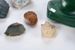 MINERAUX (lot de) dont cendrier en malachite, pierres, fossiles