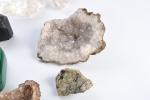 MINERAUX (lot de) dont cendrier en malachite, pierres, fossiles