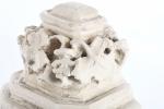 CHAPITEAU en pierre calcaire sculpté, décor de pampres. XV-XVIème siècle