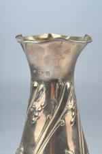 LONDRES, 1905. Vase balustre en argent à décor repoussé torsadé...