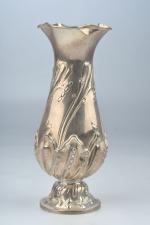 LONDRES, 1905. Vase balustre en argent à décor repoussé torsadé...