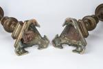 PIQUE-CIERGES (paire de grands) en bronze, piétement tripode. XVIIème siècle....