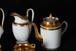 PARIS, vers 1830. Service à thé et café en porcelaine...