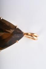 PENDENTIF poire en or jaune 750 millièmes griffé d'un quartz...