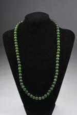 COLLIER de soixante douze perles de jade néphrite (?), fermoir...