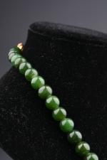 COLLIER de soixante douze perles de jade néphrite (?), fermoir...