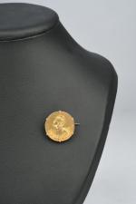 BROCHE circulaire en or jaune 750 millièmes griffée d'une médaille...