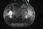 CARAFE en cristal gravé à décor de pampres de vigne,...