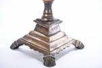 BOUGEOIR style pique cierge en bronze, fût à balustres et...